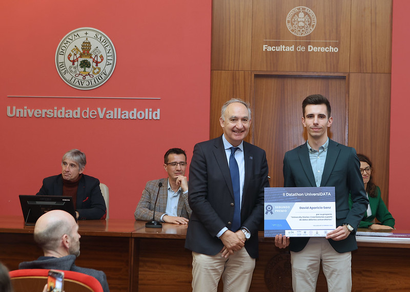 David Aparicio Sanz recibe el segundo premio de manos del Excmo. Rector de la Universidad De Valladolid, D. Antonio Largo