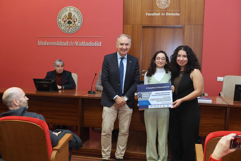 Tracy Emperatriz Silva y Lucía Mª García reciben el tercer premio de manos del Excmo. Rector de la Universidad De Valladolid, D. Antonio Largo